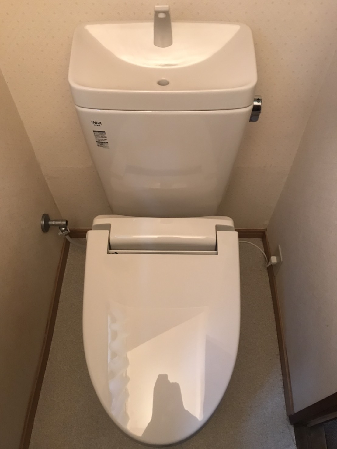 【東京都八王子市子安町】トイレと床のつなぎ目のところから水がにじんでいる。トイレ交換 【公式】水漏れ・つまりを