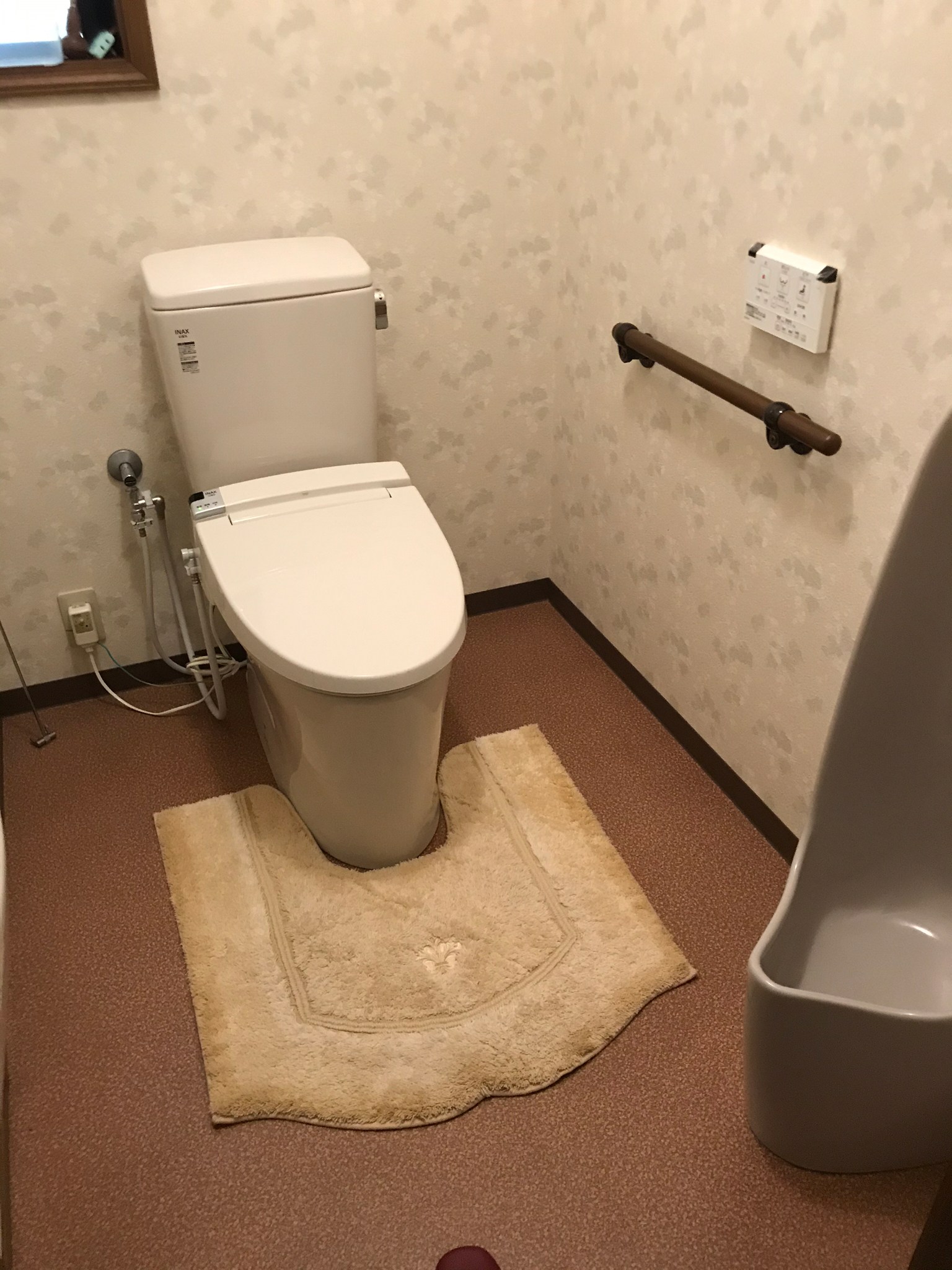 【東京都世田谷区赤堤】トイレとウォシュレットの両方から水漏れ。トイレ交換。 【公式】水漏れ・つまりを修理するなら