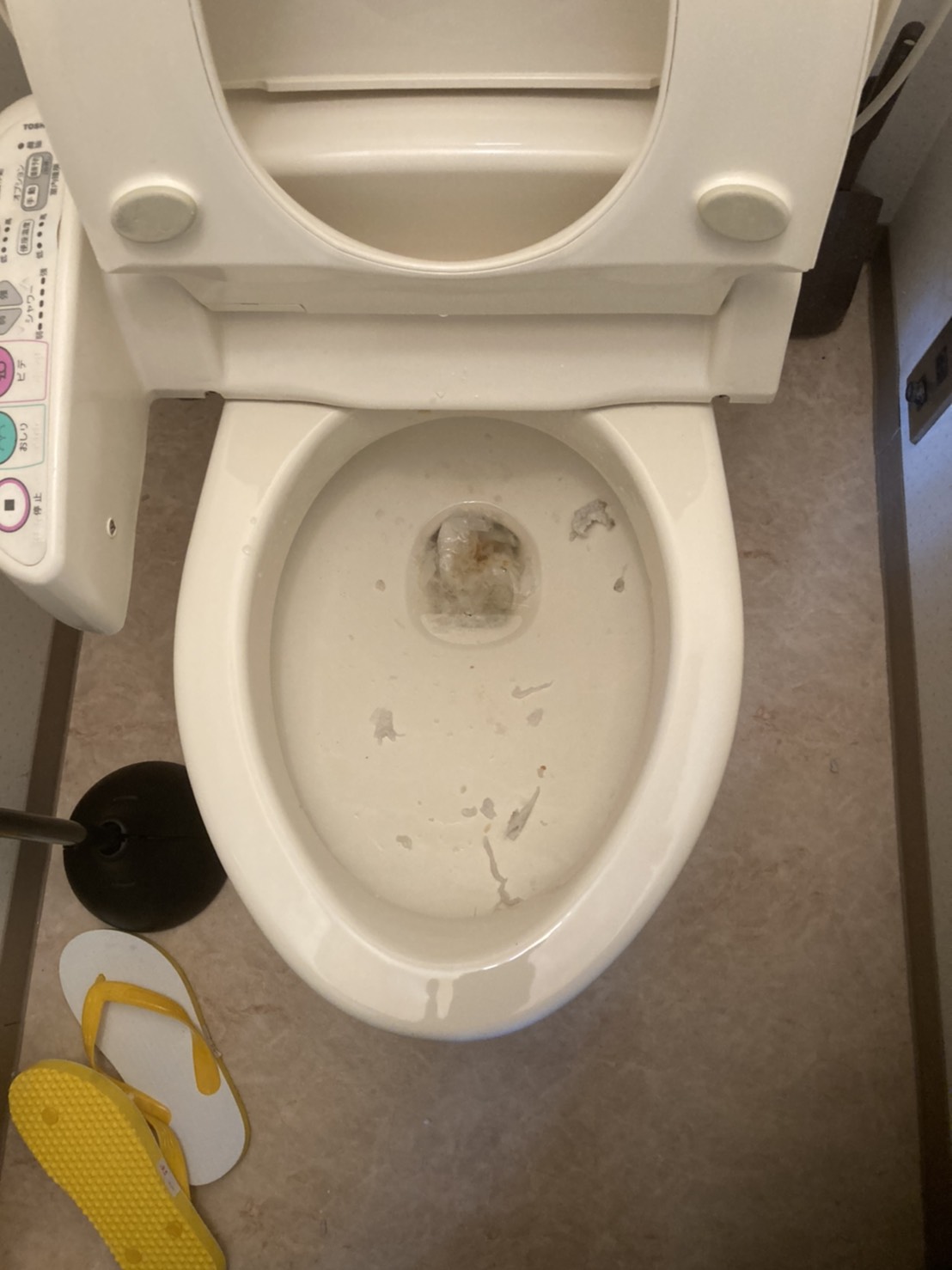 【兵庫県神戸市灘区楠丘町】誤って掃除用スポンジをトイレに流してしまって、流れなくなった。便器脱着。 【公式