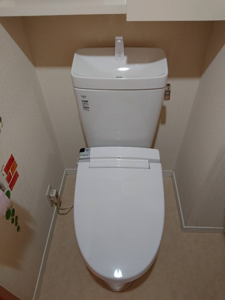 【福岡市西区姪浜駅南】トイレタンクに繋がる配管とウォシュレットの両方から水漏れ。トイレが水浸し。トイレ交換
