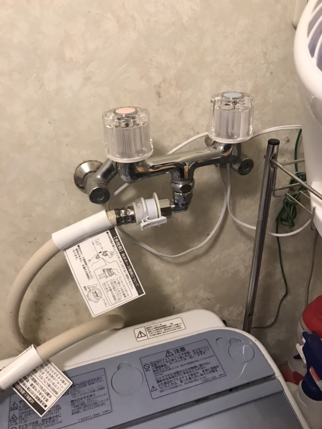 東京都小平市鈴木町 洗濯機とホースのつなぎが腐ってきている 洗濯ニップル 給水給湯水栓上部交換 公式 水漏れ つまりを修理するなら 水のトラブルサポートセンター