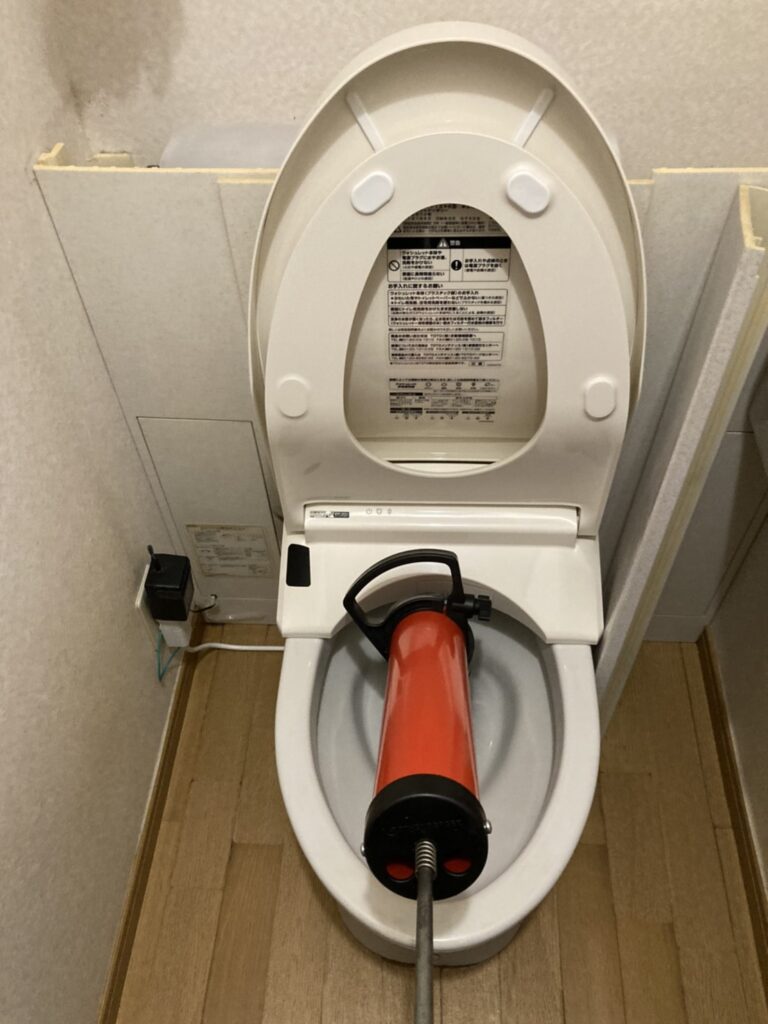 【京都府京田辺市草内】トイレのレバーを捻っても一向に流れない。ローポンプ通管作業。 【公式】水漏れ・つまりを修理
