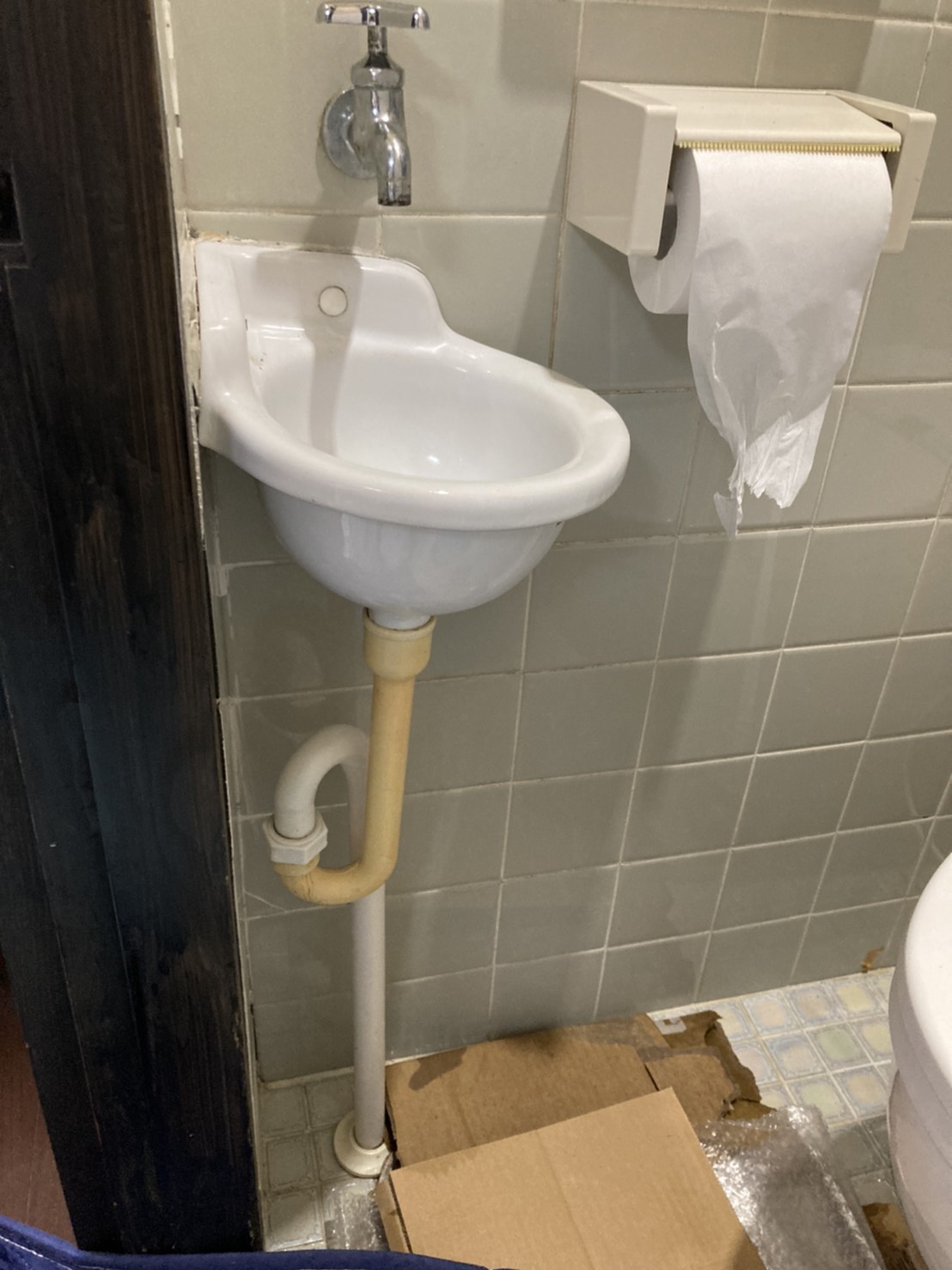 【大阪府堺市西区】貸している家のトイレにある手を洗うところかが水が漏れている。手洗い洗面器交換。 【公式】水漏れ